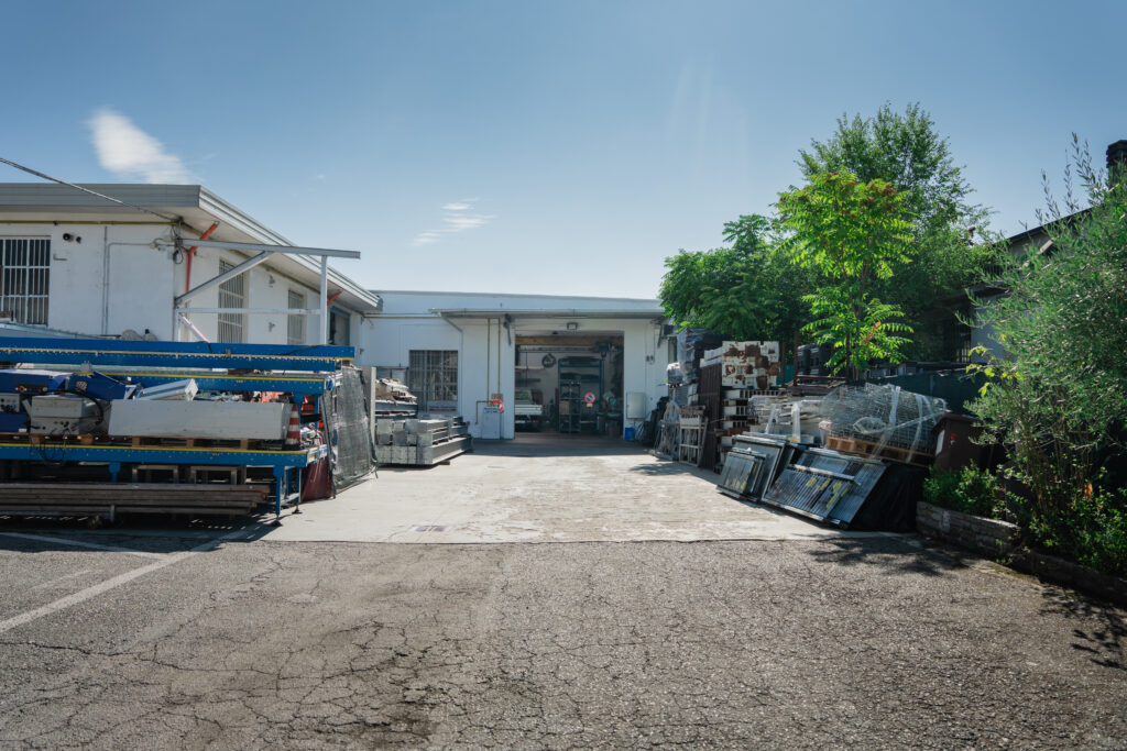 Cortile esterno dell'officina Setten Giancarlo a Venaria Reale