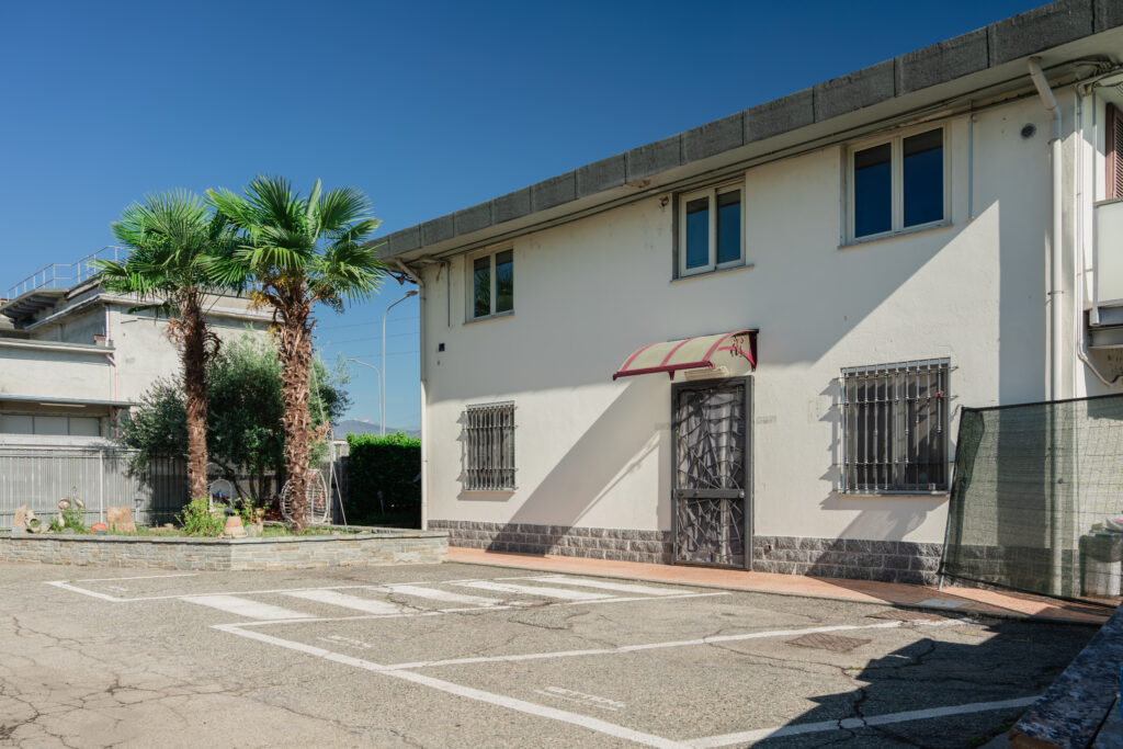 Sede della carpenteria Setten Giancarlo a Venaria Reale con palme nel cortile