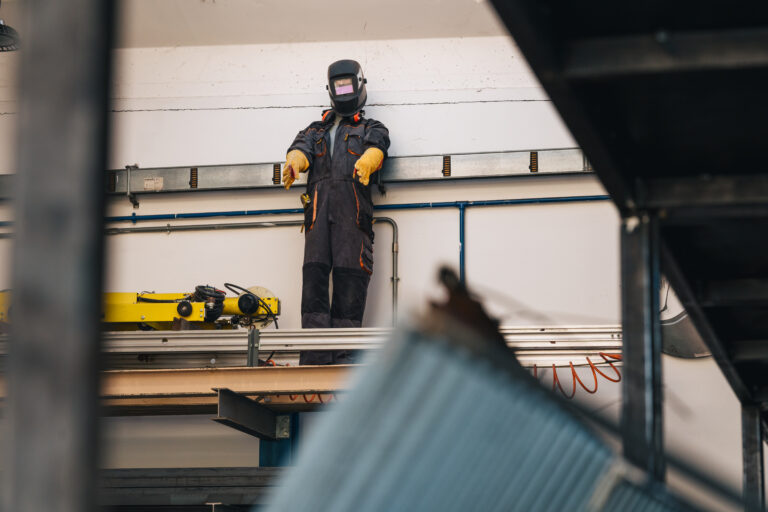 Operaio con protezioni in officina