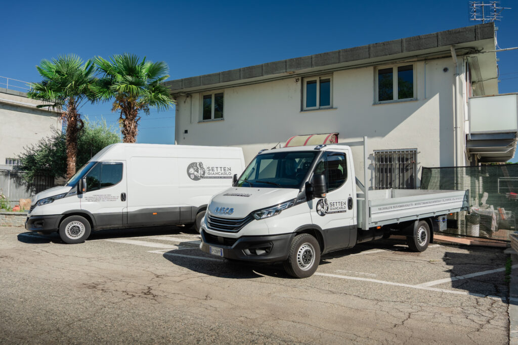 Furgone e camion con cassone Setten Giancarlo davanti alla sede