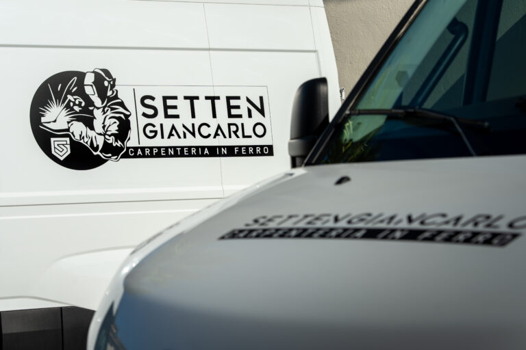 Logo Setten Giancarlo Carpenteria in ferro sul furgone aziendale