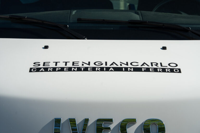 Logo Setten Giancarlo Carpenteria in ferro sul furgone aziendale