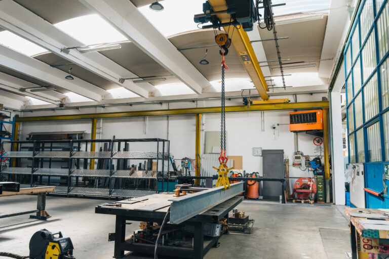 Banco di lavoro e carroponte nell'officina di carpenteria
