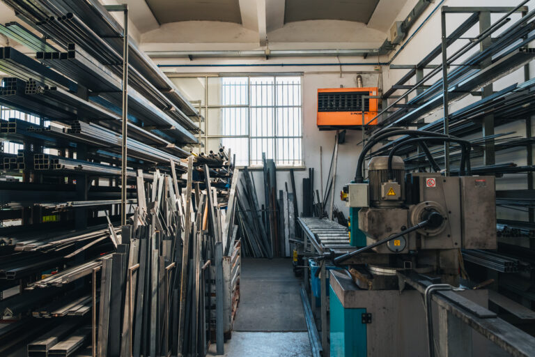 Magazzino di profilati e tubolari in ferro nell'officina