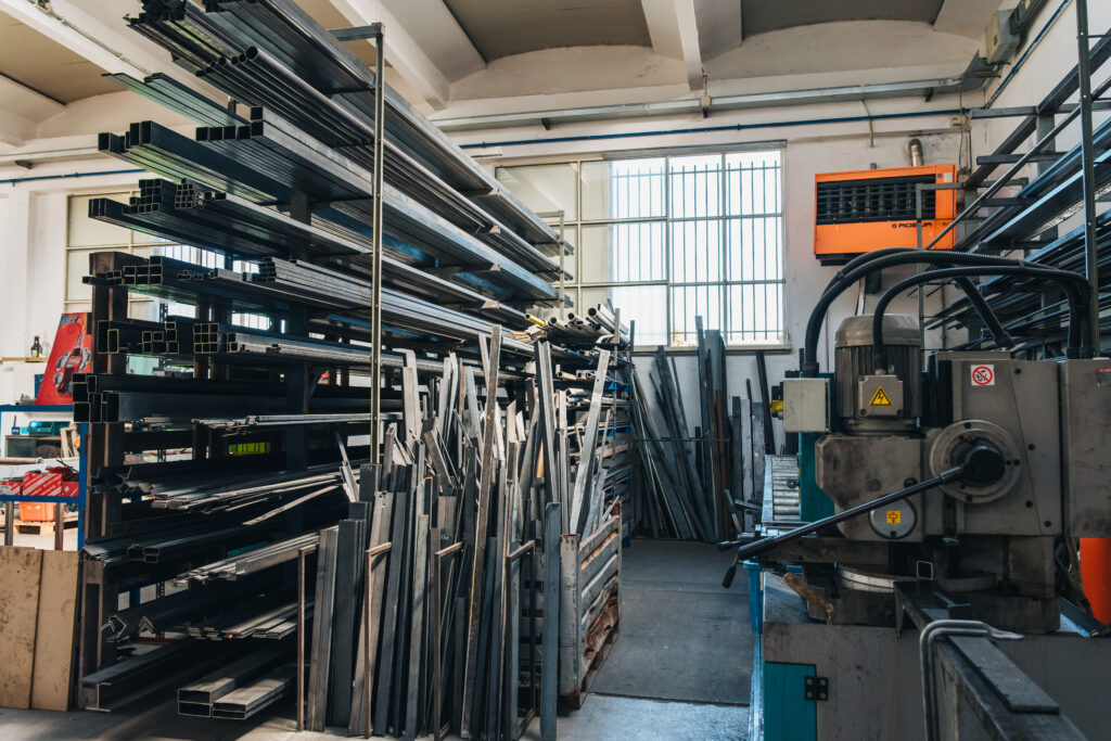Magazzino di profilati e tubolari in ferro nell'officina