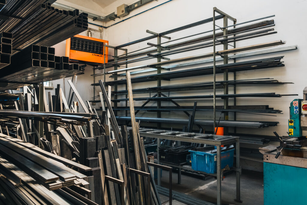 Magazzino di profilati e tubolari in ferro nell'officina