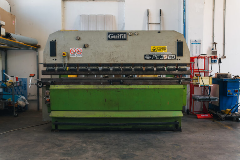 Pressa piegatrice per lamiera in officina