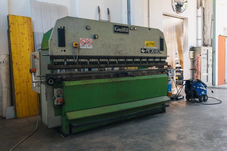 Pressa piegatrice per lamiera in officina