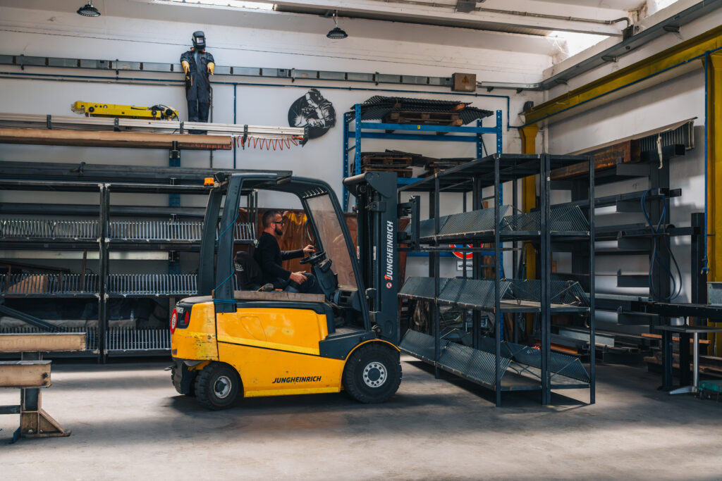 Carrello elevatore per la movimentazione di profilati in officina