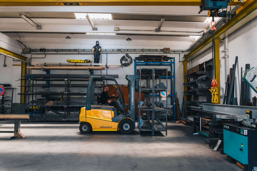 Carrello elevatore per la movimentazione di profilati in officina