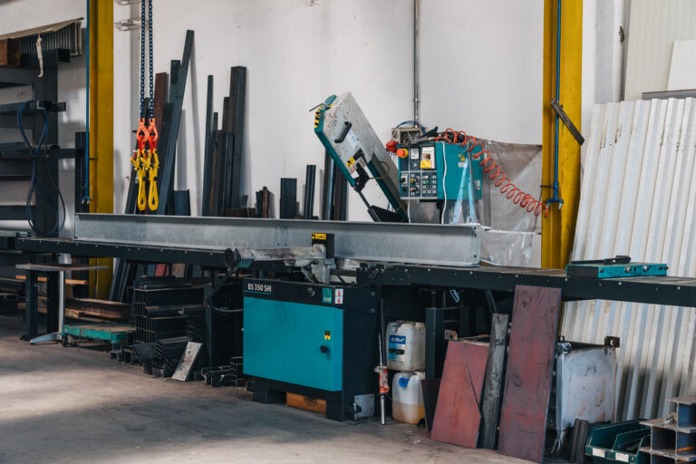Macchina di taglio con travi e profilati in officina