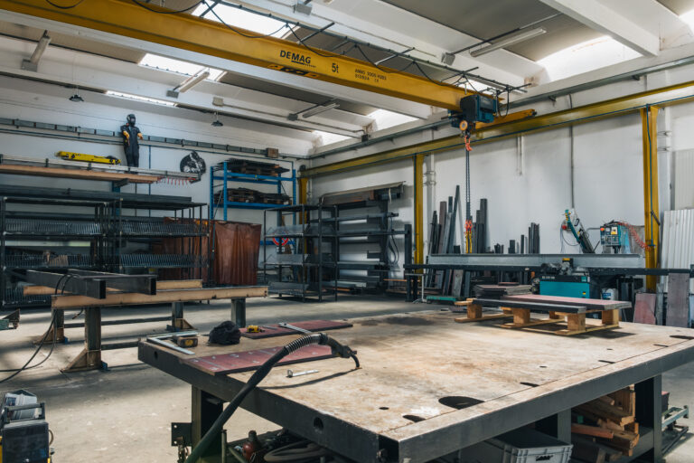 Officina di carpenteria con carroponte e banco di lavoro
