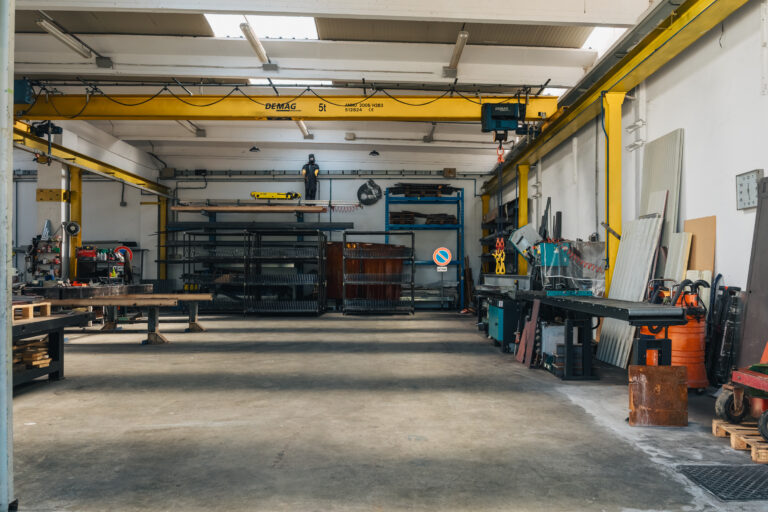 Officina di carpenteria con carroponte e banco di lavoro