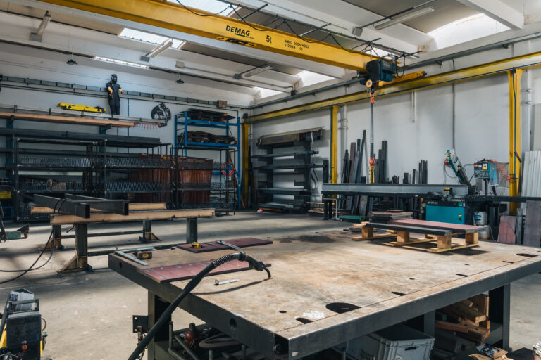 Officina di carpenteria con carroponte e banco di lavoro