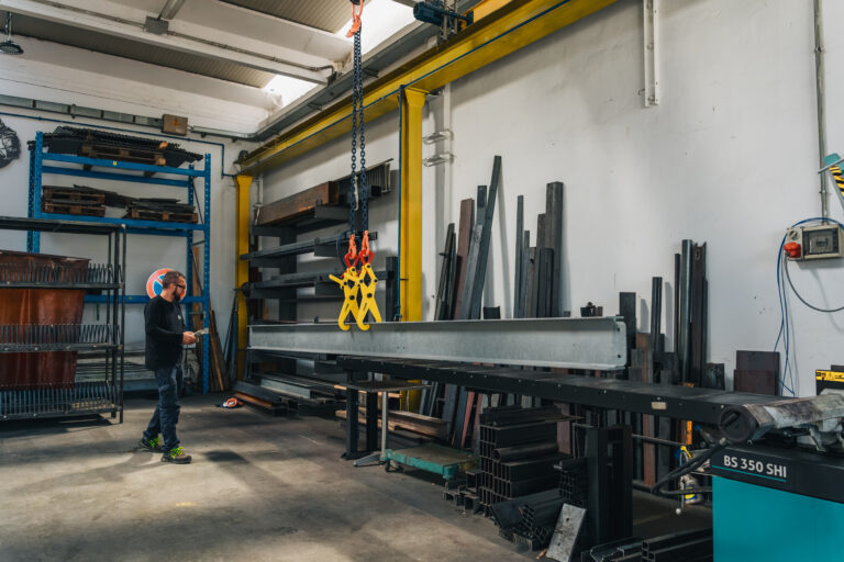 Trave in ferro in lavorazione su macchina di taglio