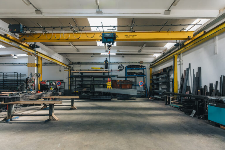 Interno dell'officina di carpenteria con carroponte