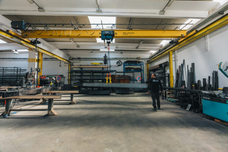 Interno dell'officina di carpenteria con carroponte
