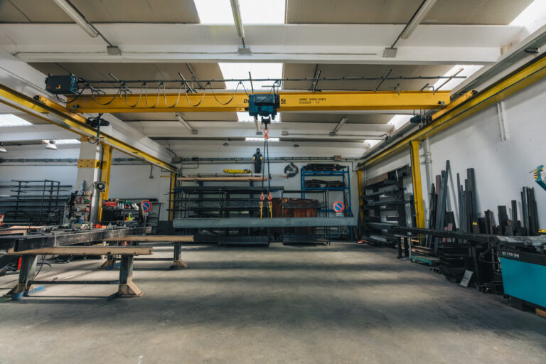 Interno dell'officina di carpenteria con carroponte