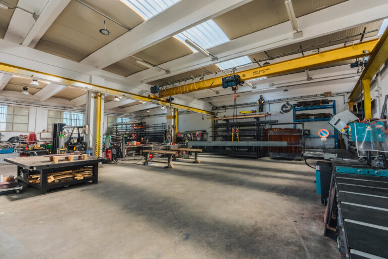 Interno dell'officina di carpenteria con carroponte