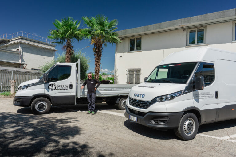Furgone e camion con cassone Setten Giancarlo davanti alla sede