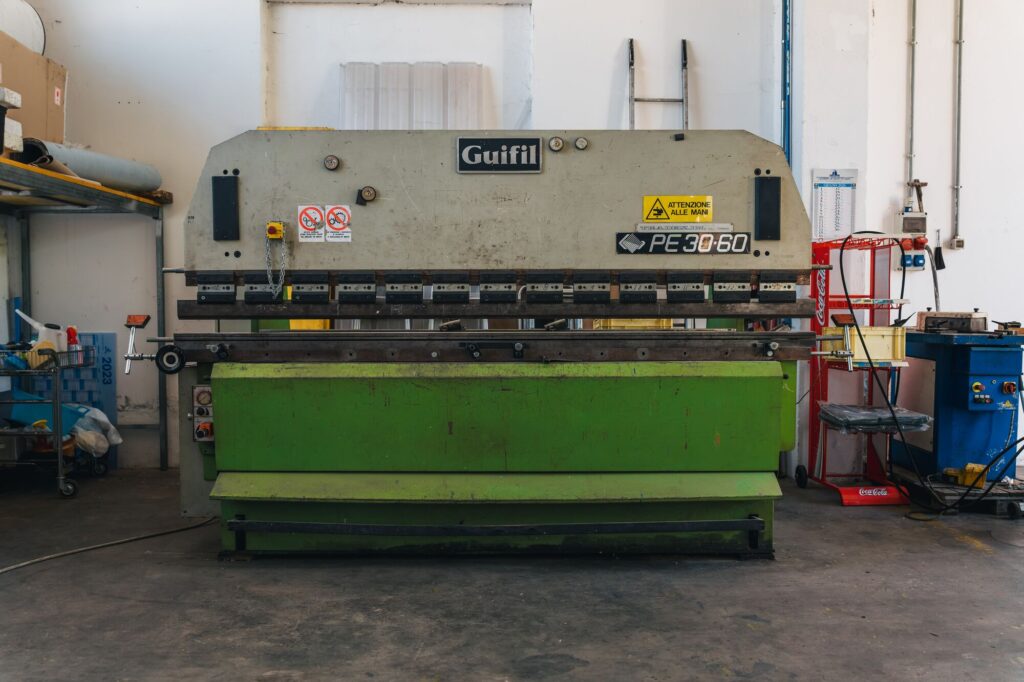 Pressa piegatrice per la lavorazione della lamiera in officina